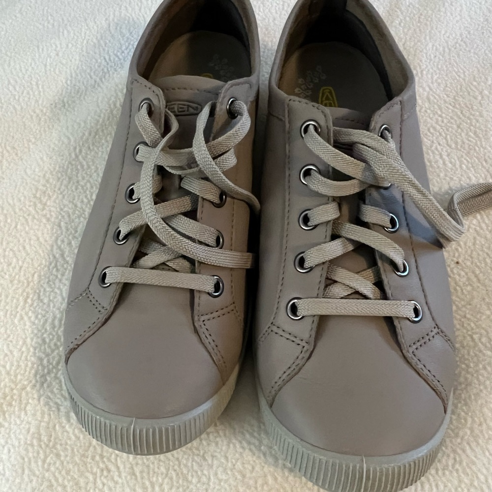 Keen taupe lace up shoes